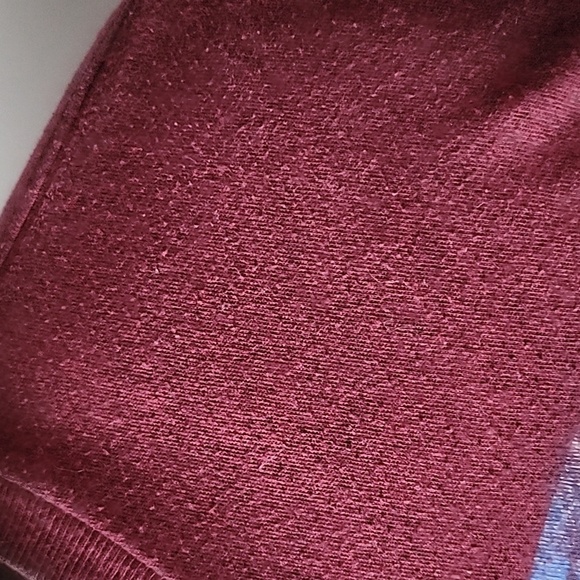 American Eagle maroontee with blue and black graphics - Picture 11 of 15